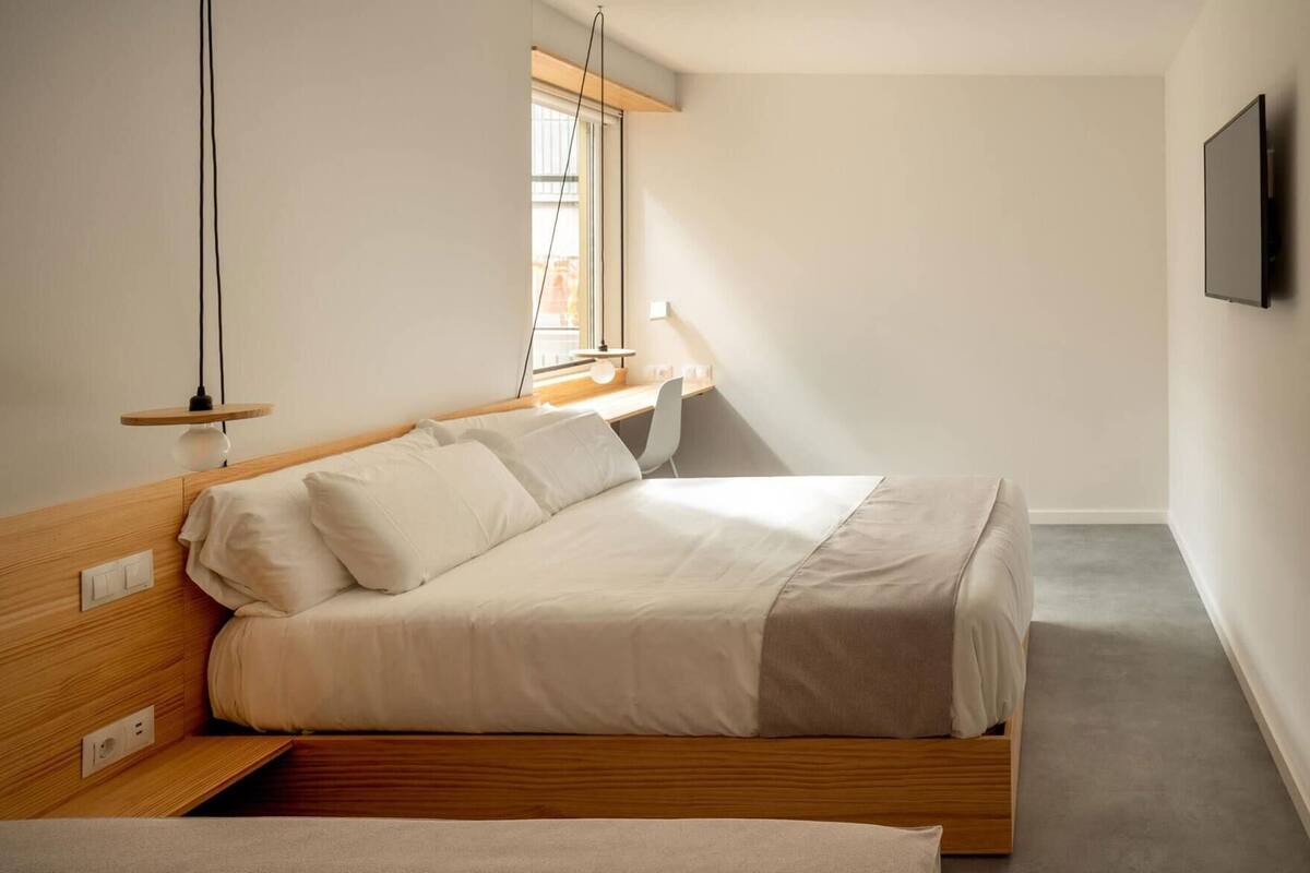 Bộ đồ giường cao cấp, chăn bông, nệm cao su hoạt tính (memory foam) 