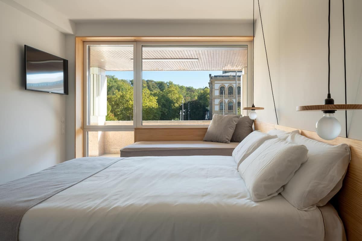 Superior tweepersoonskamer, uitzicht op stad | Luxe beddengoed, donzen dekbedden, bedden met traagschuimmatras
