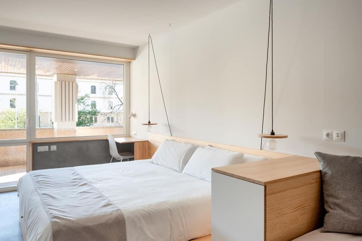 Deluxe kamer, uitzicht op stad | Luxe beddengoed, donzen dekbedden, bedden met traagschuimmatras