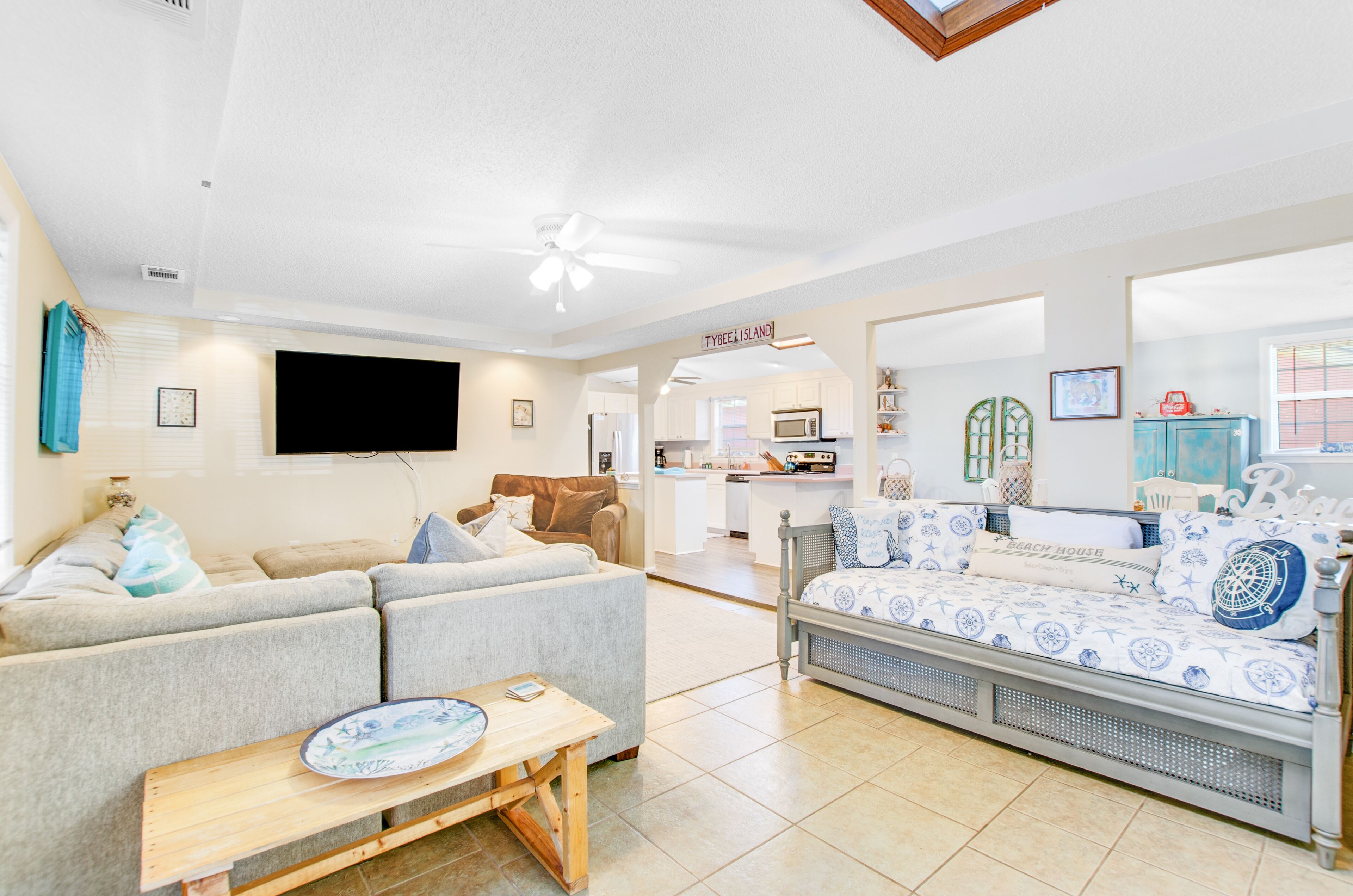 Pleasant beach home with central AC, deck & work space - walk to beach & dining