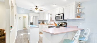 Pleasant beach home with central AC, deck & work space - walk to beach & dining