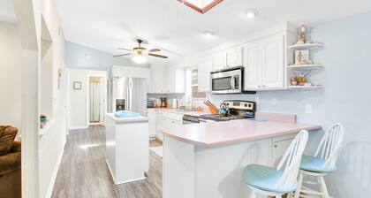 Pleasant beach home with central AC, deck & work space - walk to beach & dining