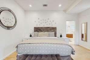 3 bedrooms, iron/ironing board, WiFi, bed sheets - Stunning dog-friendly house w/private gas grill & deck -steps to South Congress (Austin)