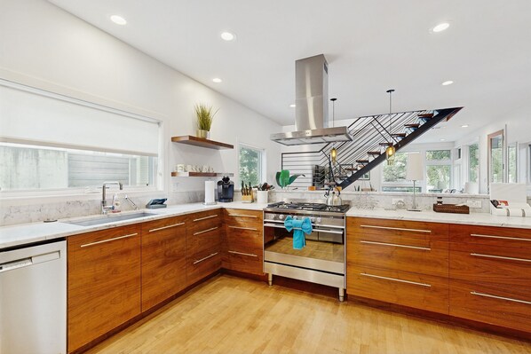 Køleskab, mikrobølgeovn, ovn, kogeplade