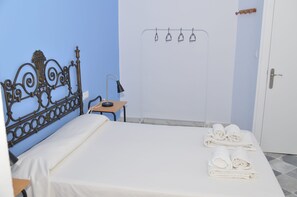 Double Room, 1 Queen Bed, Shared Bathroom | Free WiFi - Las cuatro Naciones (Cádiz)