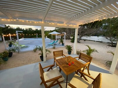 Nature Escape Getaway w/ in-room dining service & amenities/3bdrm 1bth/sleeps 5