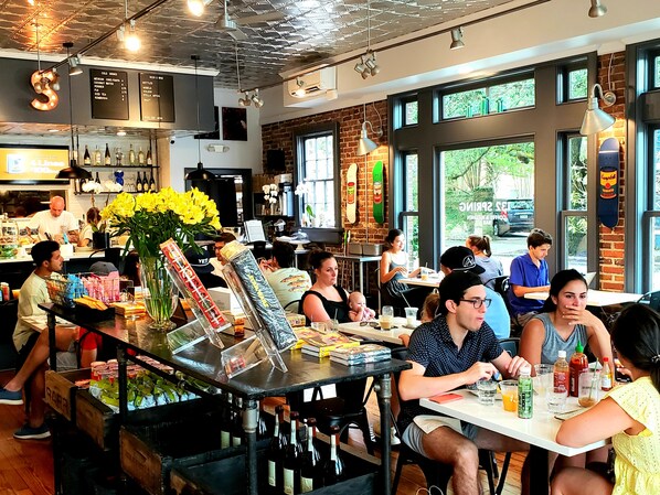 Dining - Exquisitely Decorated Downtown Charmer (Charleston)