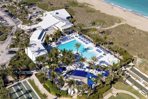 Beach Condo in Hutchinson Island. Located in Ocean Village with Golf Course View