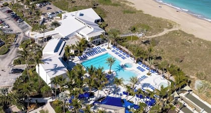 Beach Condo in Hutchinson Island. Located in Ocean Village with Golf Course View