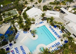 Alberca al aire libre y alberca climatizada