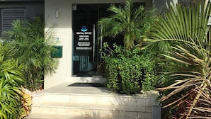 L’entrée d’un immeuble avec une enseigne indiquant « Waykiri Vacation Rentals ».