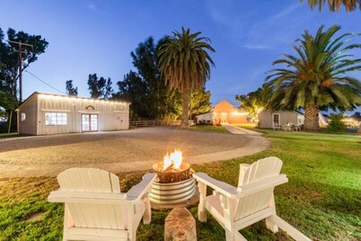 Historic Ranch Retreat. Pool, Pizza Oven & Privacy
