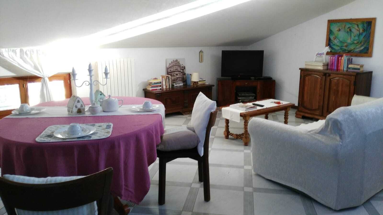 Fernseher, DVD-Player, Bücher, Stereoanlage