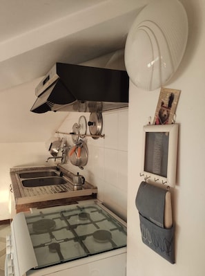Réfrigérateur, four, plaque de cuisson, blender