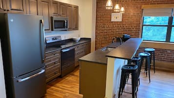 Frigorífico, microondas, horno y placa de cocina