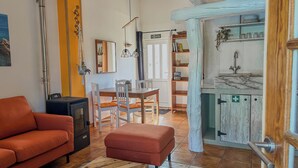 Una sala de estar acogedora con un sofá, un reposapiés y una chimenea.