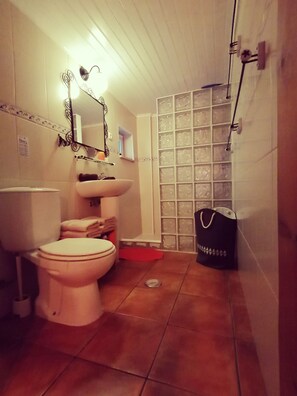 Shower, hair dryer, towels, soap - Attractive vacation home up to 4p (Macalhona)