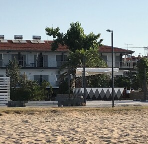 Am Strand, weißer Sandstrand, 2 Strandbars, Angeln