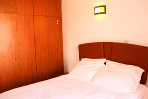 1 bedroom, WiFi - Tranquille shared homestay near JKIA Airport, SGR -ideal for transit  (Nairobi)