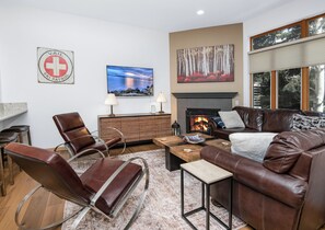 Fernseher, Kamin, DVD-Player, Stereoanlage