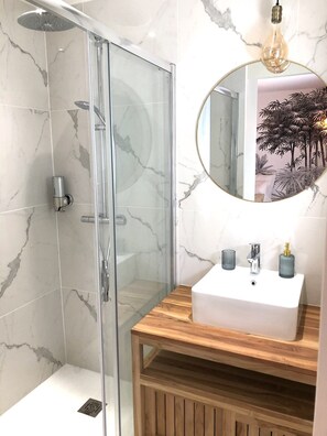 Secadora de cabello, toallas, jabón, papel de baño 