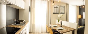 Fridge, microwave, oven, stovetop - La Madeleine Superb T2 apartment new Lorient center (Lorient)