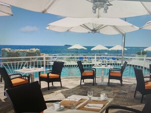 تناول الطعام بالخارج