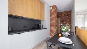 Réfrigérateur, plaque de cuisson, lave-vaisselle, cafetière/bouilloire