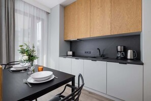 Fridge, stovetop, dishwasher, coffee/tea maker