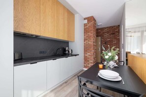 Kjøleskap, kokeplater, oppvaskmaskin og kaffetrakter/tekoker