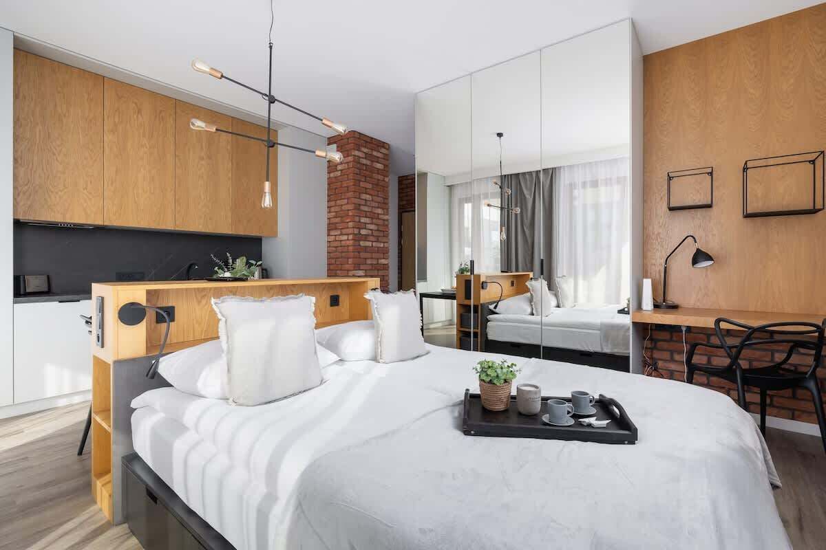 Een strijkplank/strijkijzer, wifi, beddengoed