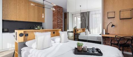 Een strijkplank/strijkijzer, wifi, beddengoed