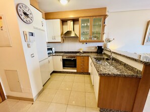 Refrigerador, microondas, horno y lavavajillas 