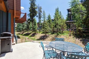 Outdoor dining - Mountain Thunder Condo | 7 min Walk to Main Street with Hot Tub, Pool & Sauna (Breckenridge)