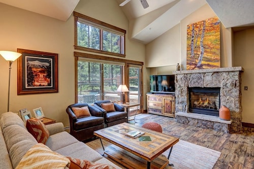 Mountain Thunder Condo | 7 min Walk to Main Street with Hot Tub, Pool & Sauna