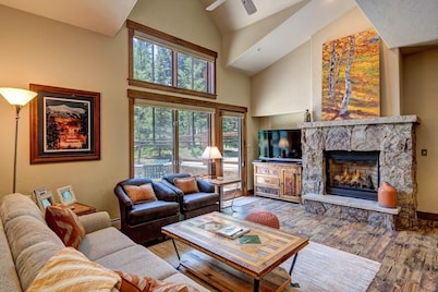 Mountain Thunder Condo | 7 min Walk to Main Street with Hot Tub, Pool & Sauna
