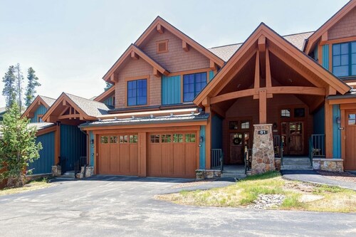 Mountain Thunder Condo | 7 min Walk to Main Street with Hot Tub, Pool & Sauna