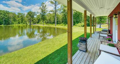 Close to Slopes: Lakeside Cottage in Pocono Mtns