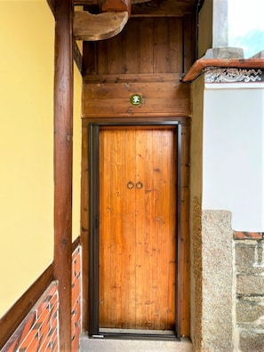 Habitación con 2 camas individuales | Ropa de cama de alta calidad y colchones con acolchado adicional