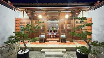 Mặt tiền nơi lưu trú - ban đêm