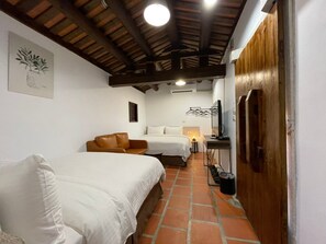 Premium bedding, pillow-top beds, individually decorated, desk - Guning Xiexinyuan Historical Inn (Jinning)