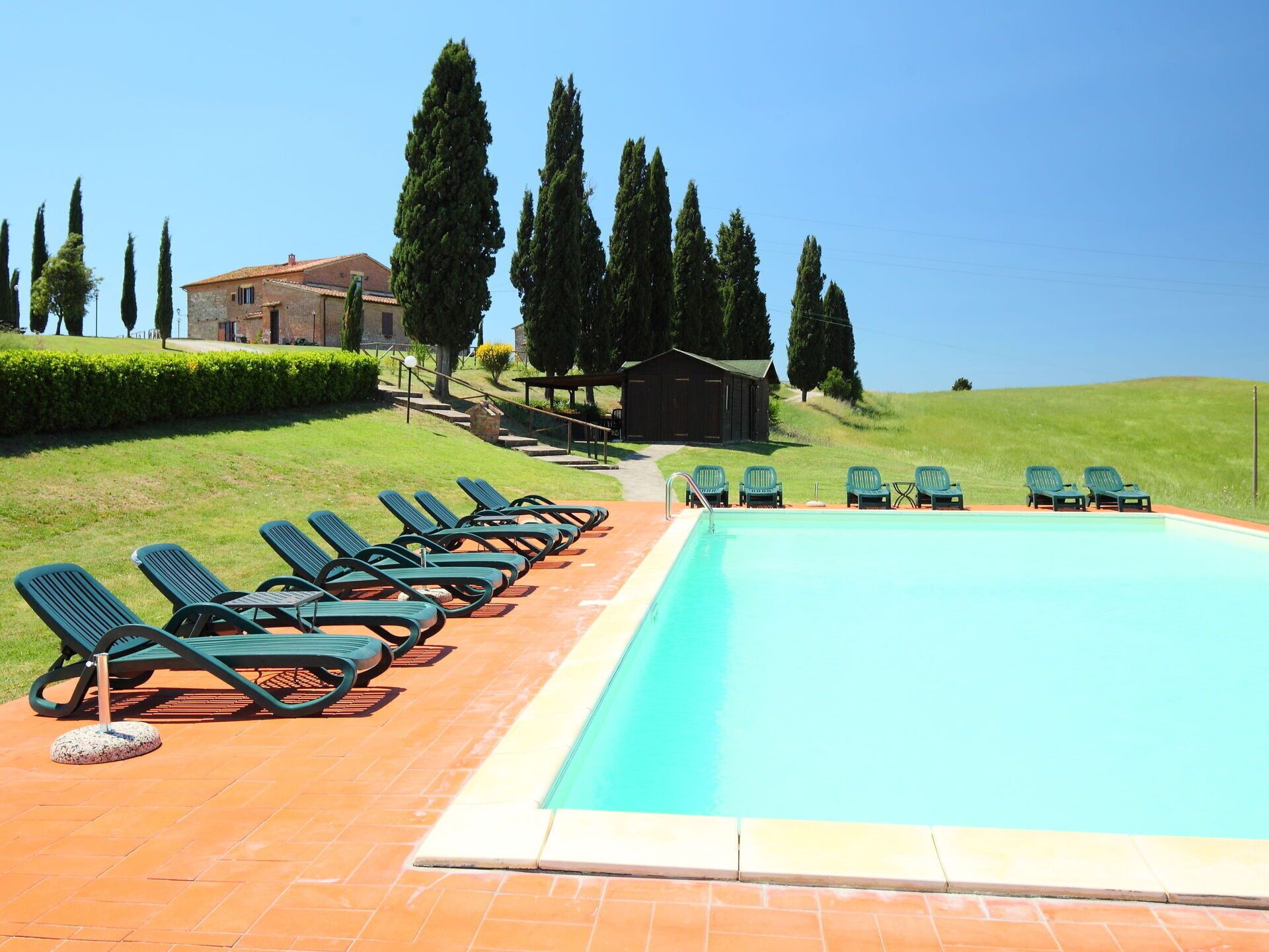 Beautiful apartment in villa for 4 guests with pool, WIFI, pets allowed and parking, close to Si...