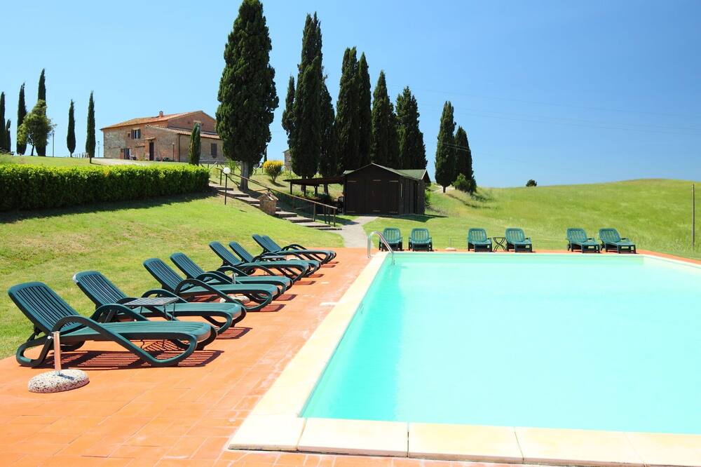 Beautiful apartment in villa for 4 guests with pool, WIFI, pets allowed and parking, close to Si...