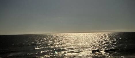 Plage, chaises longues, serviettes de plage