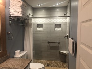 Ein Badezimmer mit Dusche, Toilette und Waschbecken.