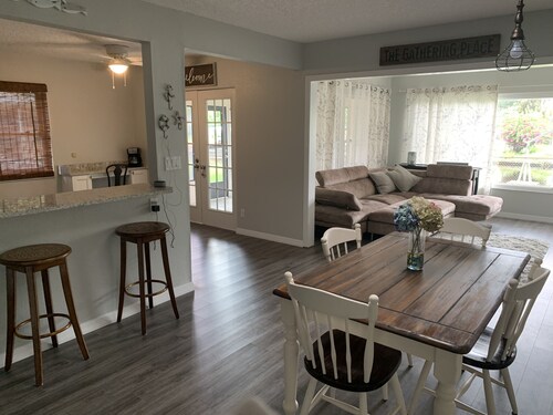 🛶🛥️WATERFRONT RIVER HOME FREE KYACKS! GULF ACCESS, FLOATING DOCK PETS WELCOME🐩🐈