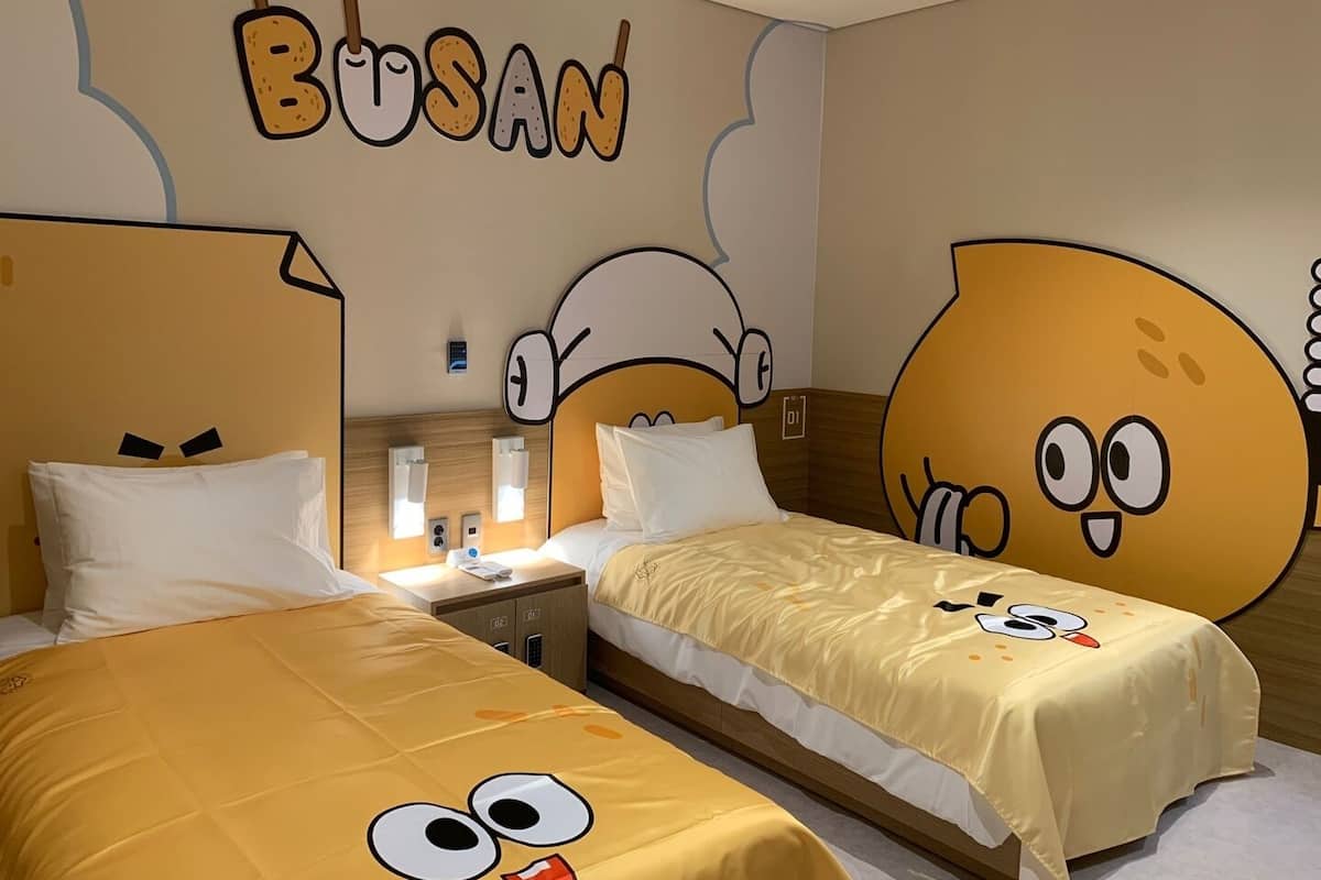 Share Concept Twin - Wageulwageul Omuktang Room | Desk, laptop workspace, blackout drapes, free WiFi