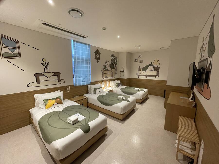 Share Concept Triple - Manggaettok Cats Room | Desk, laptop workspace, blackout drapes, free WiFi
