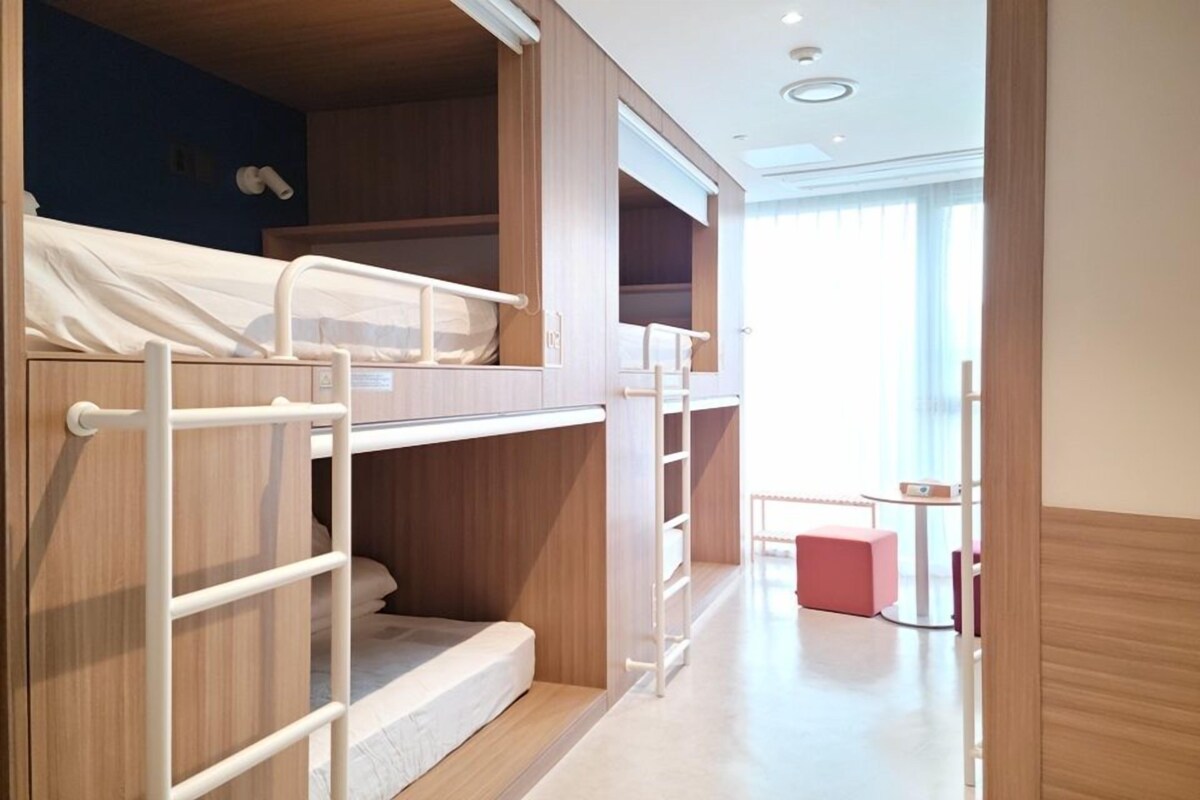 Shared Family Bunk for 4 persons | Escritorio, espacio para trabajar con laptop y cortinas blackout 