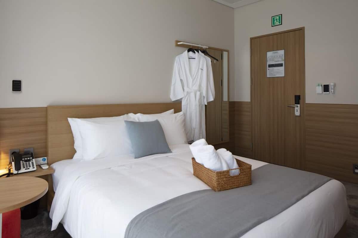 Private Double | Desk, laptop workspace, blackout drapes, free WiFi